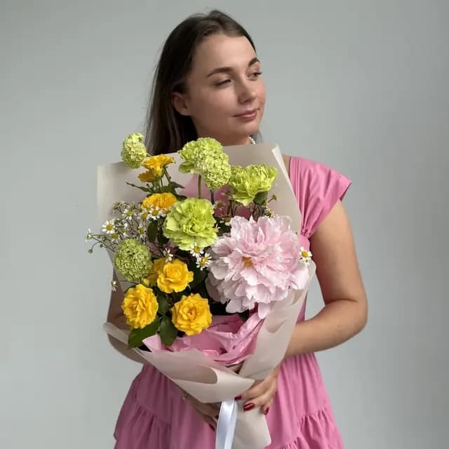 Охапка цветов для дома с пионом, ромашками и диантусами "JULY MORNING"
