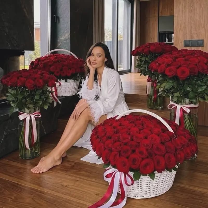 Сет из 2-х корзин из 101 розы и 3-х букетов из 25 роз 70 см "CLASSIC RED SET" — Фото 2