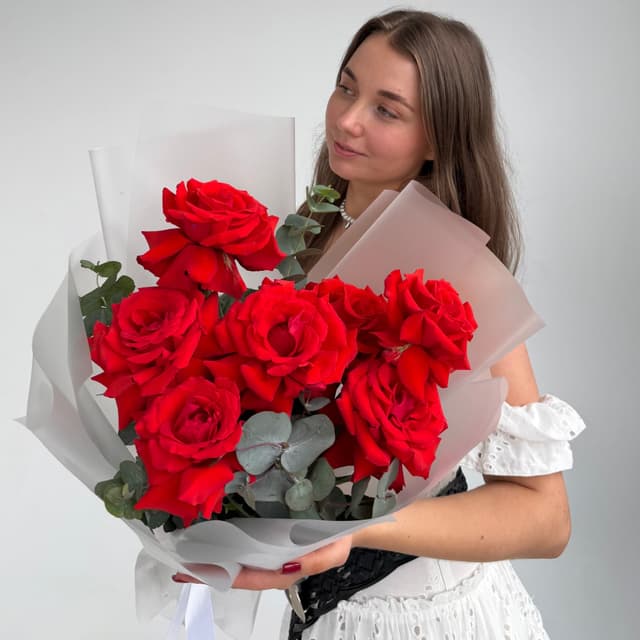 Букет из 7 французских роз с эвкалиптом "NINA"