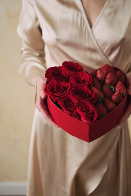 Сердце из 7 роз с клубникой "HEART 24" — Фото 3