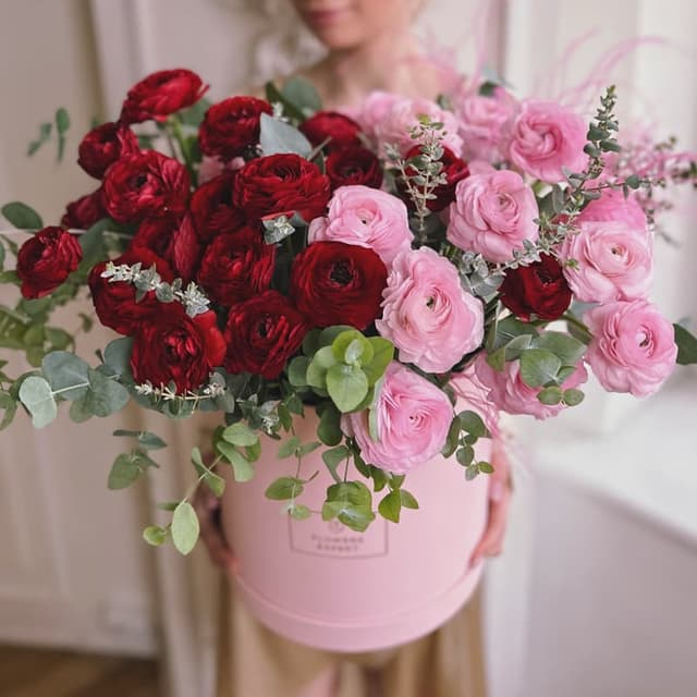 Шляпная коробка из 51 ранункулюса "PINK & WINE"