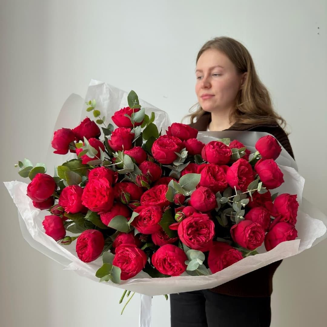 Открыть фото крупно Букет из 45 пионовидных роз с эвкалиптом "RED PIANO" — Фото 2