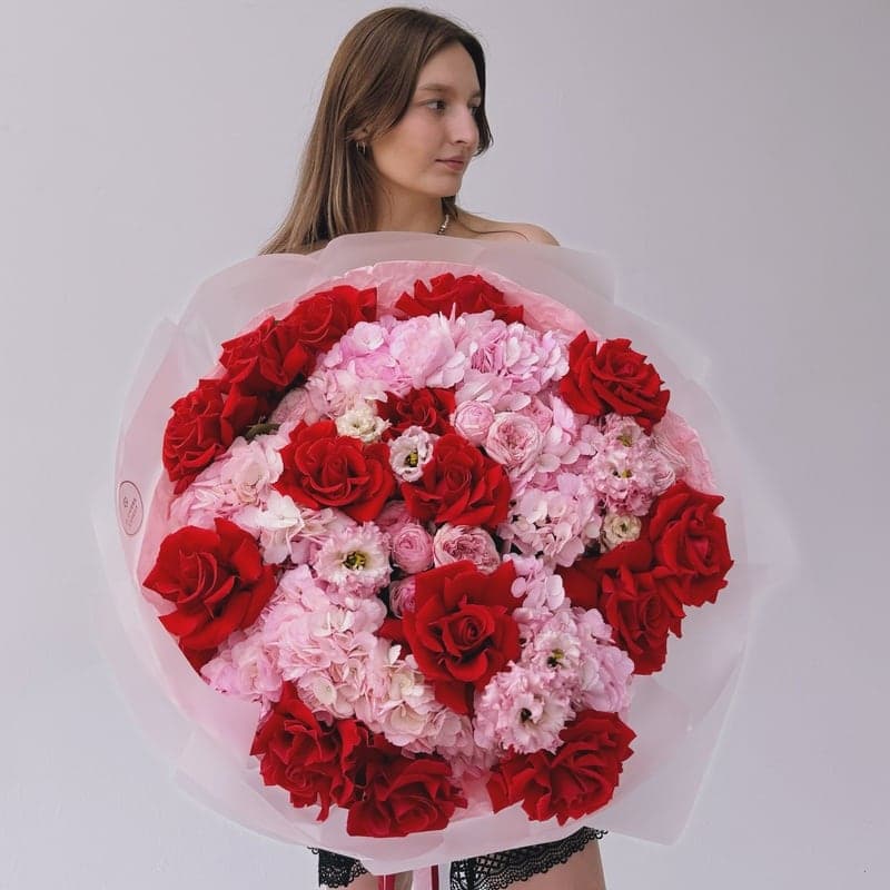 Открыть фото крупно Букет из гортензий, французских роз и эустомы "ROUGE TENDER" — Фото 4