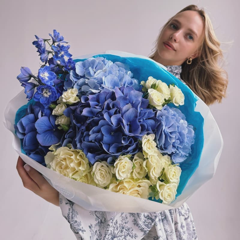 Открыть фото крупно Букет с гортензиями и дельфиниумом "AZUL"