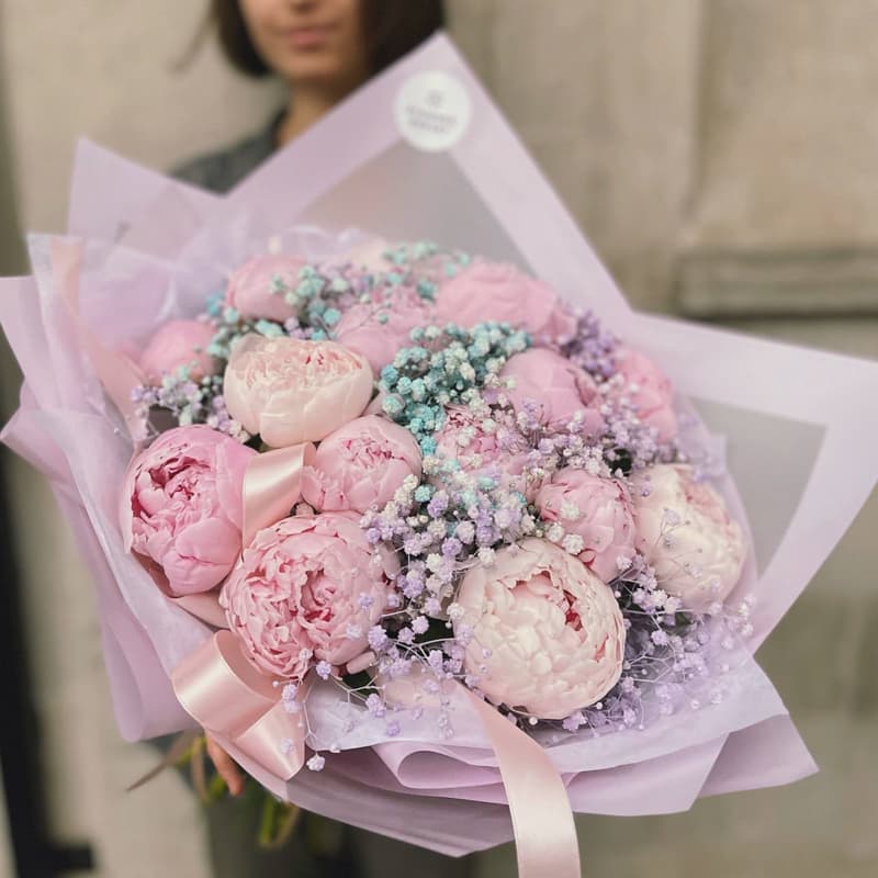 Букет из 15 пионов с гипсофилой "FOR U"
