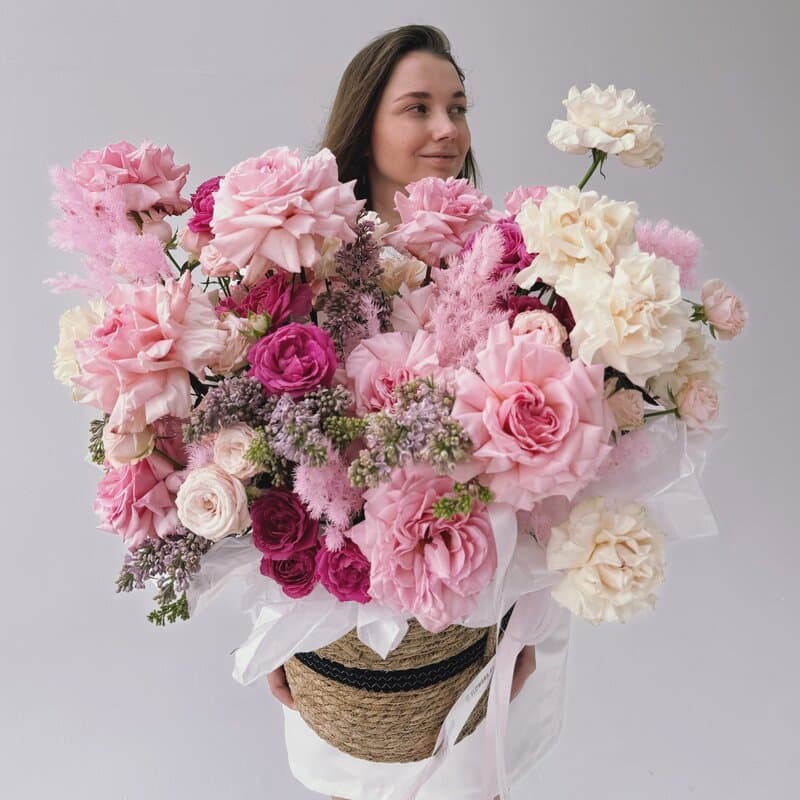 Композиция в кашпо с французскими розами и сиренью "SPRING WISH"