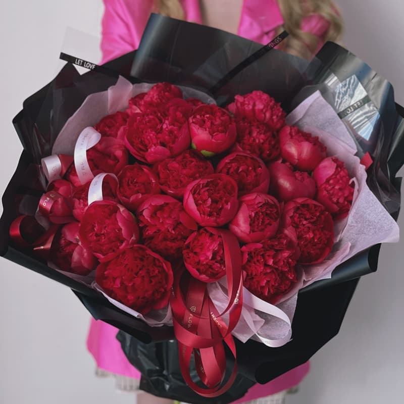 Открыть фото крупно Букет из 25 пионов "RED CHARM"