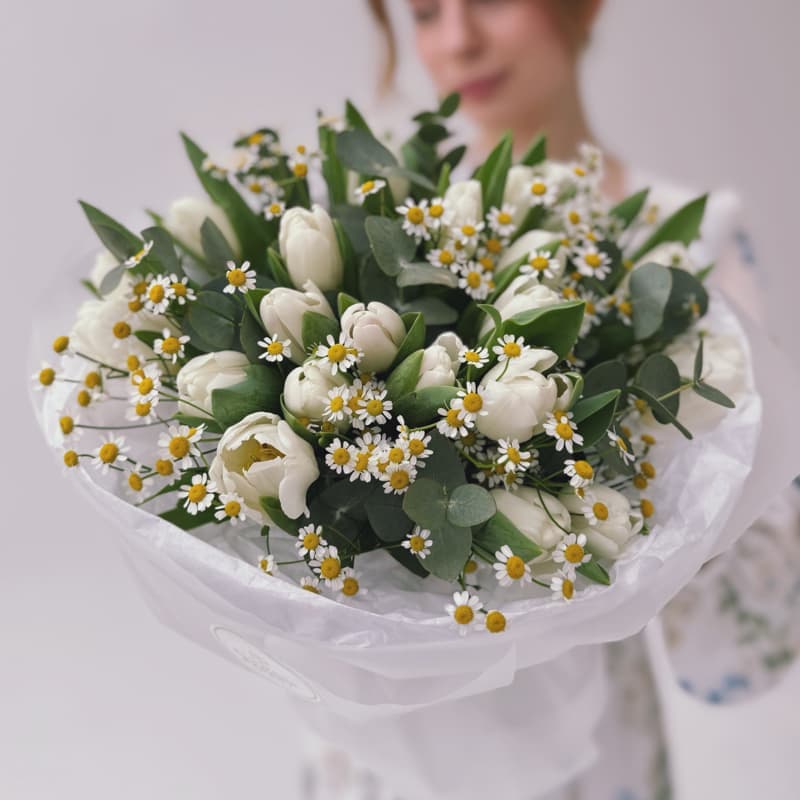 Букет из 25 тюльпанов с ромашками "PURE SPRING"