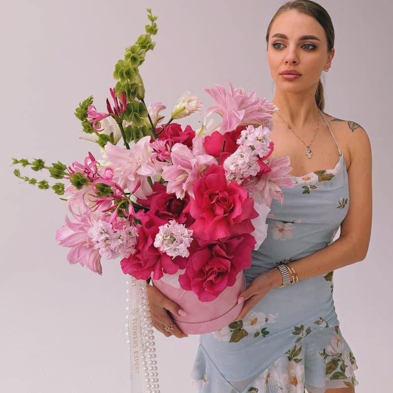 Коробка с жемчугом, лилиями и молюцеллой "BLUSH GARDEN" — Фото 6