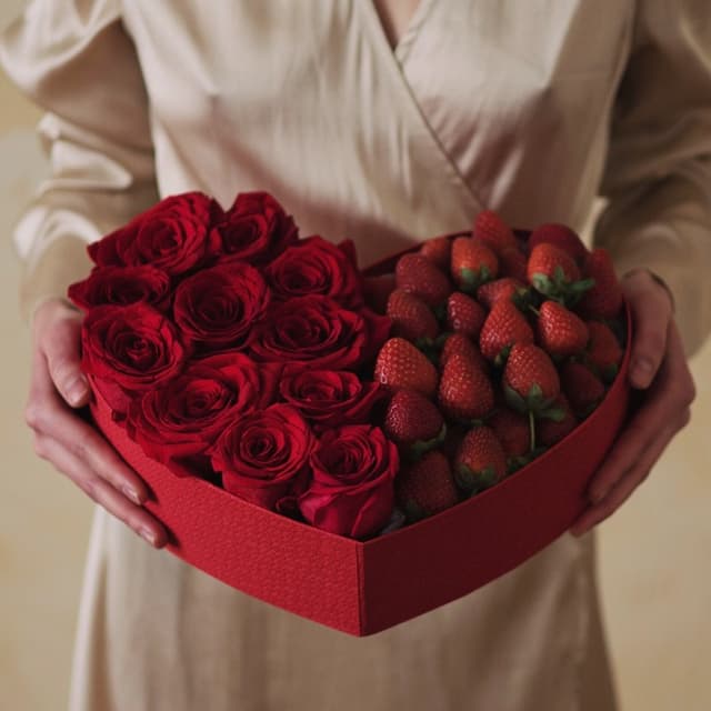 Сердце из 11 роз с клубникой "HEART 16"