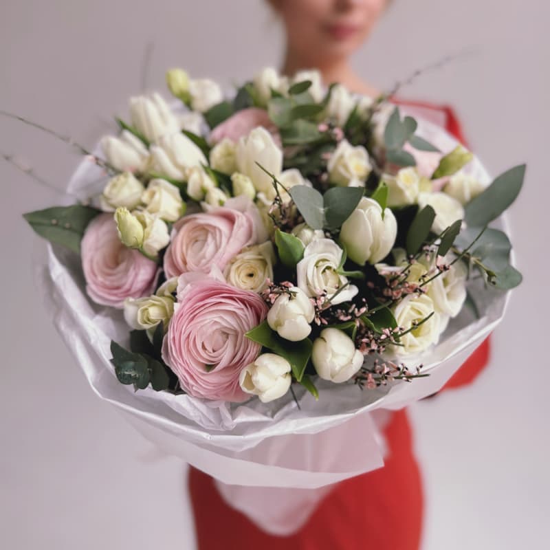 Букет с тюльпанами и ранункулюсами "PINK AIRY"