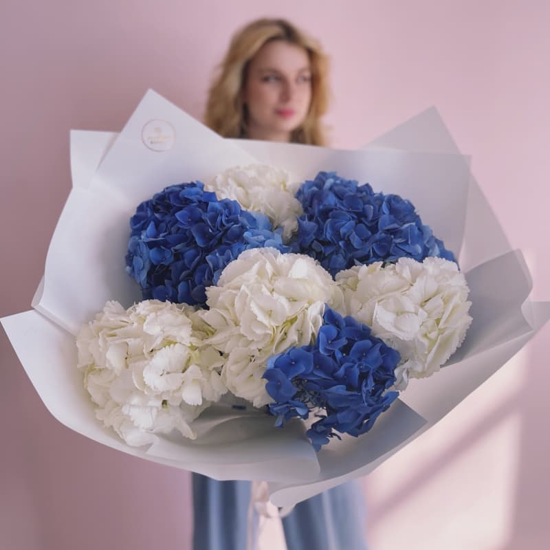 Букет из 7 гортензий "BLUE OCEAN"