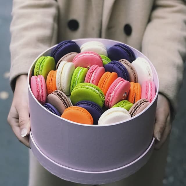 Коробочка с 28 макарунами "SWEET LOVE"