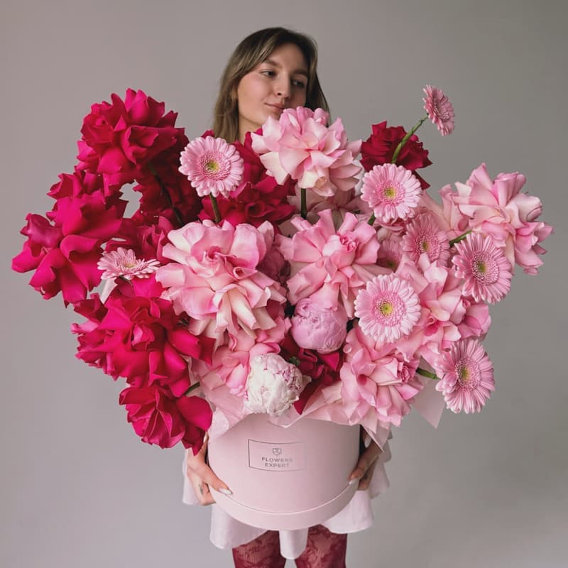 Шляпная коробка с французскими розами, пионами и герберами "PINK LOVE"