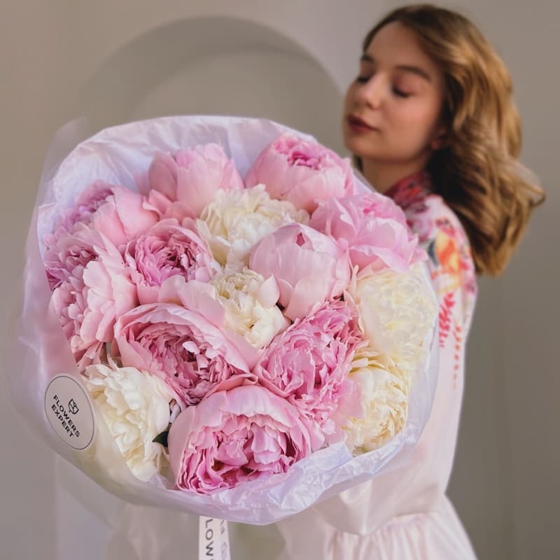 Открыть фото крупно Букет из 15 розовых и белых пионов "SUGAR PINK" — Фото 2