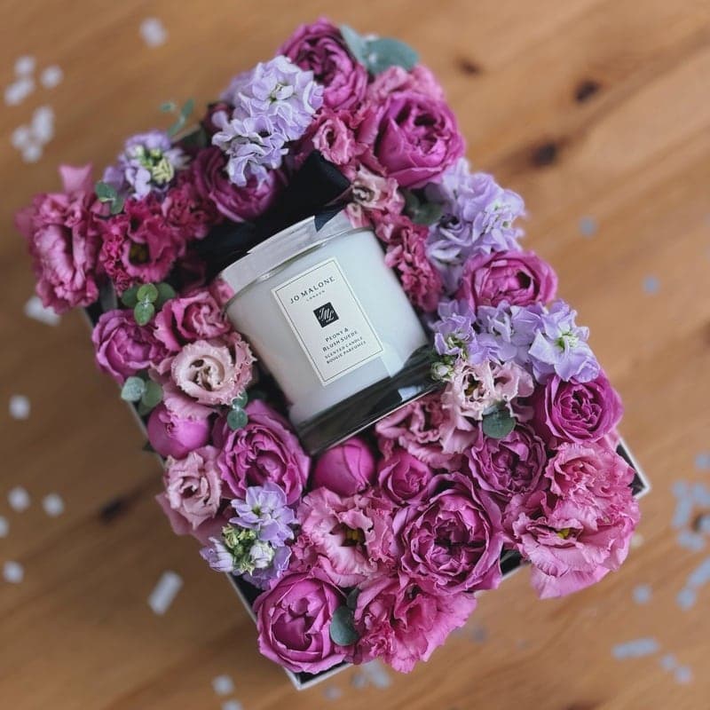 Коробочка с цветами и свечой JO MALONE "PURPLE AURA" — Фото 4