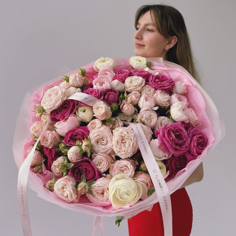Открыть фото крупно Букет из пионовидных кустовых роз и ранункулюсов "PINK DREAM"