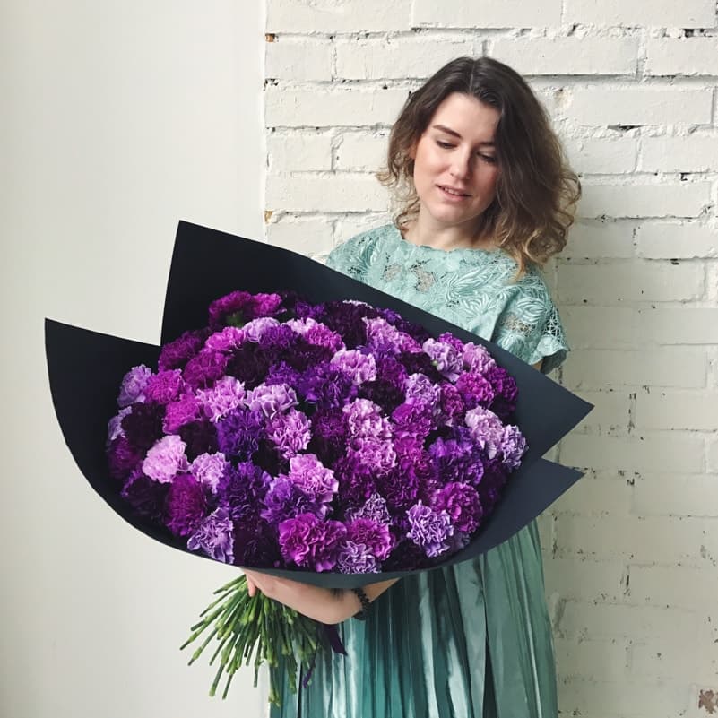 Открыть фото крупно Букет из 75 лунных гвоздик в крафте "SPACE" — Фото 3