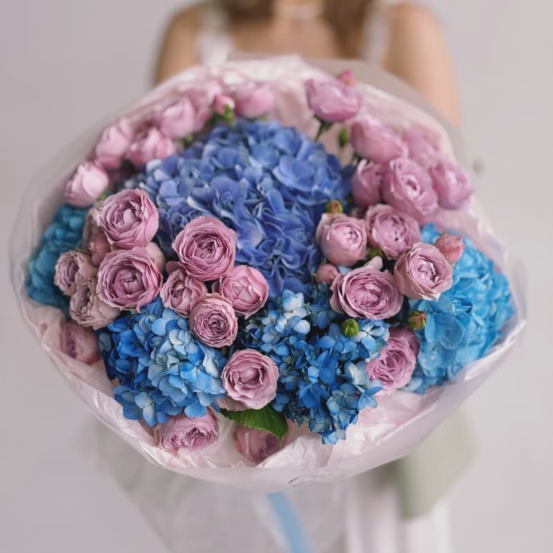 Открыть фото крупно Букет из гортензий и пионовидных роз "BLUE & PINK" — Фото 6