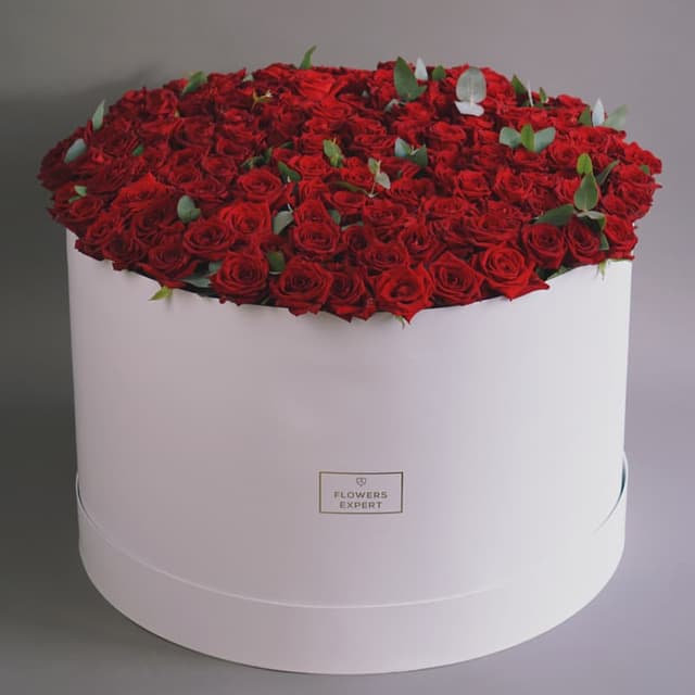 Огромная шляпная коробка из 101 розы "LOVEBOX"