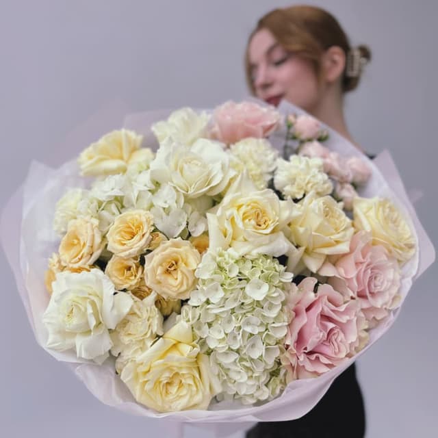 Букет с гортензиями и розами "FRESH BEIGE"