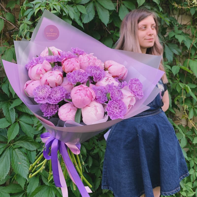 Открыть фото крупно Букет с пионами и лунными гвоздиками "PINKY PURP"