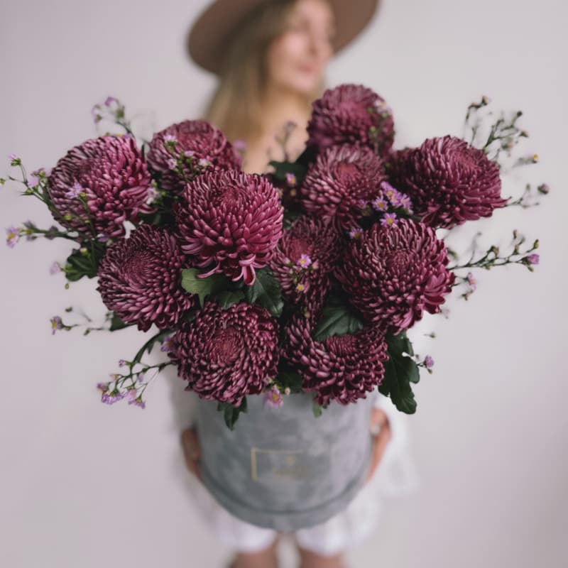 Бархатная коробка из 15 хризантем "BIGOUDI PURPLE" — Фото 5