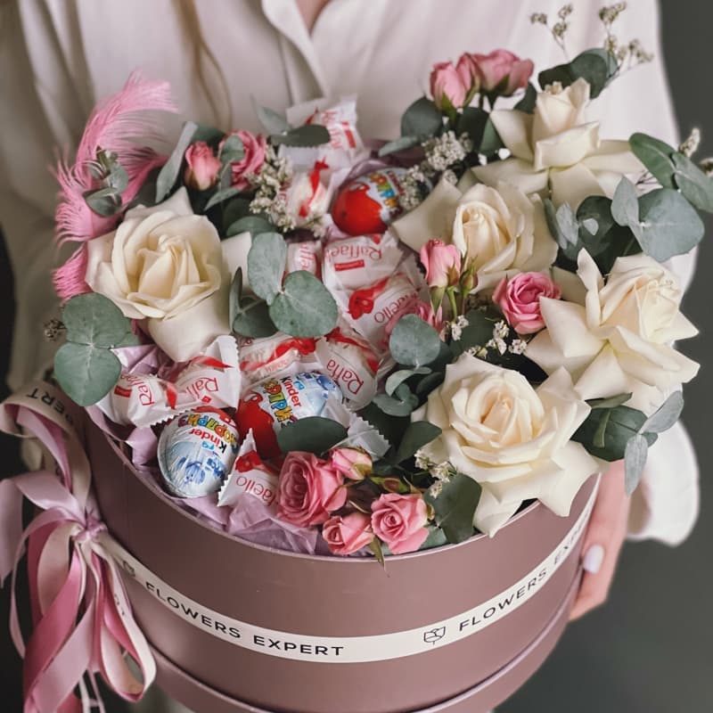 Коробочка с цветами и сладостями "PINK IS CUTE!"