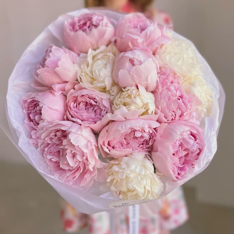 Открыть фото крупно Букет из 15 розовых и белых пионов "SUGAR PINK"