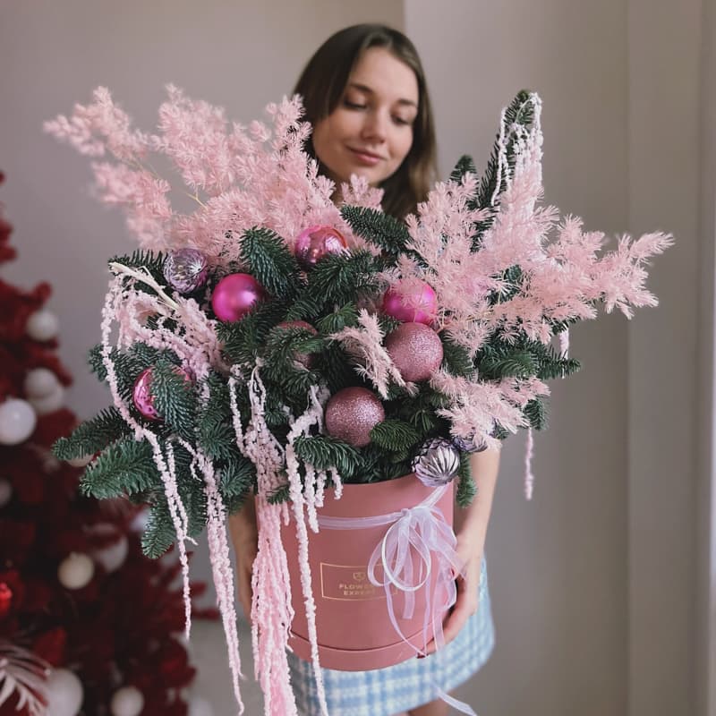 Открыть фото крупно Новогодняя композиция в коробке "PINK VELVET"