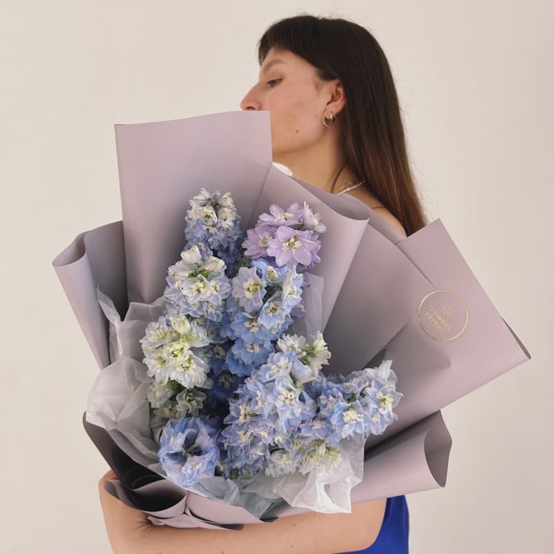 Открыть фото крупно Букет из 7 дельфиниумов "BLUE CREAM" — Фото 3