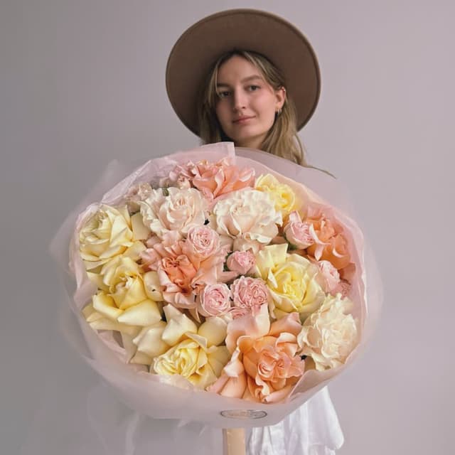 Букет из 15 пионовидных роз "PEACH MIX"
