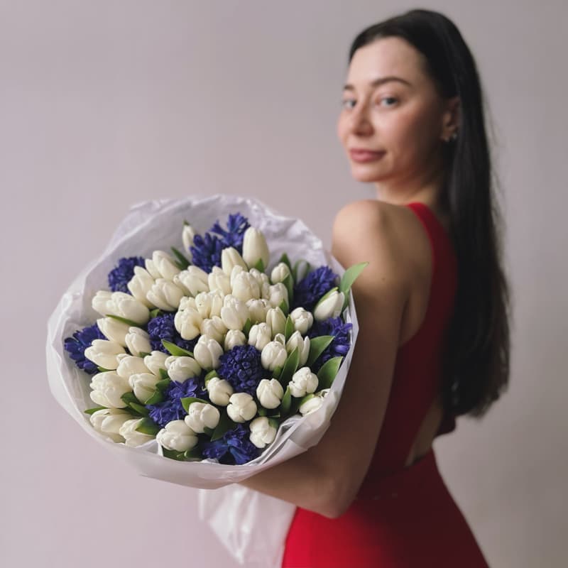 Открыть фото крупно Букет из 51 тюльпана и 10 гиацинтов "PURE ONE!" — Фото 6