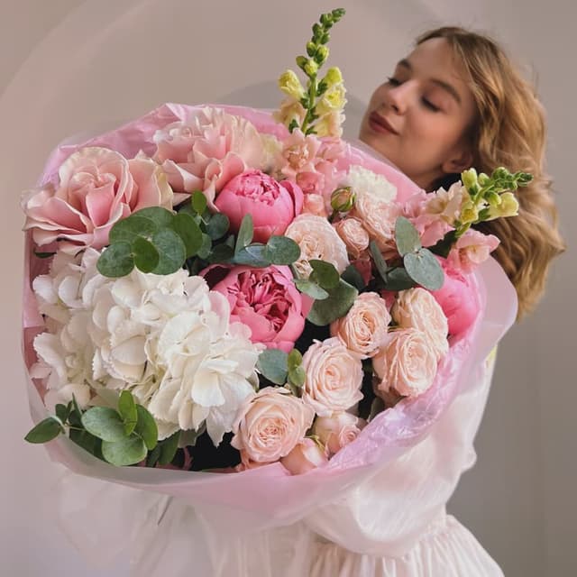 Букет с пионами и гортензией "SALMON REEF"