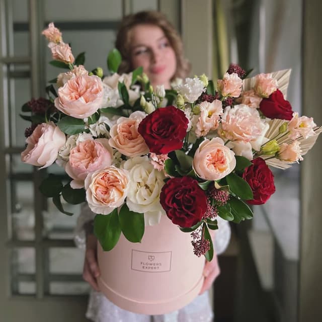 Коробка с пионовидными розами "POWDERY AND RED"