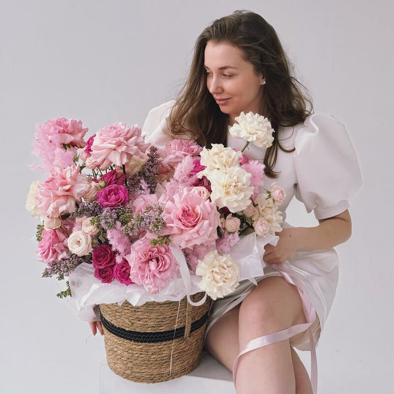 Композиция в кашпо с французскими розами и сиренью "SPRING WISH" — Фото 5