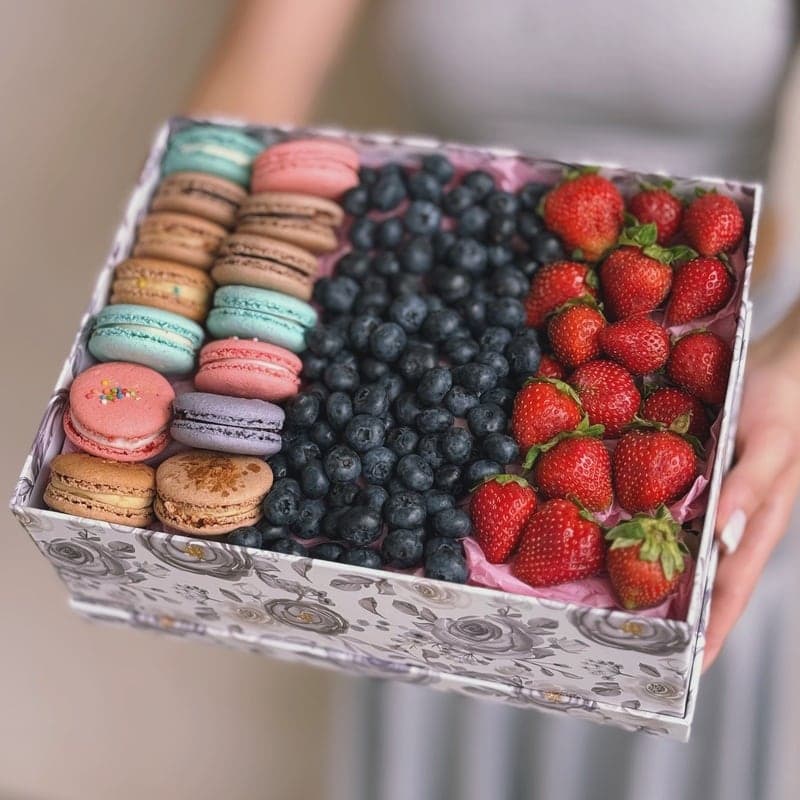 Коробочка с макарунами и ягодами "BERRY & MACARON DUO" — Фото 2