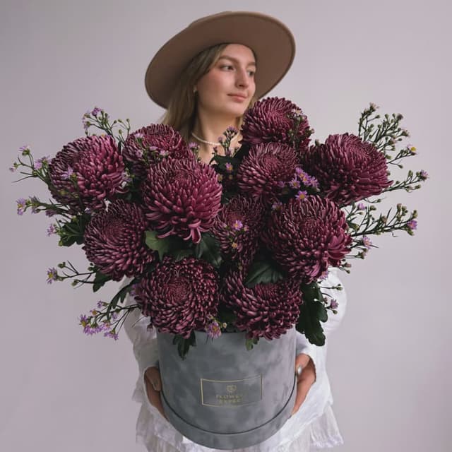 Бархатная коробка из 15 хризантем "BIGOUDI PURPLE"