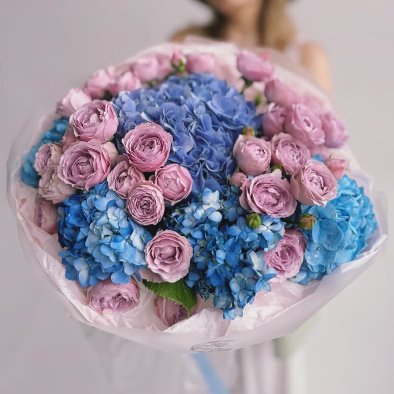Открыть фото крупно Букет из гортензий и пионовидных роз "BLUE & PINK" — Фото 5