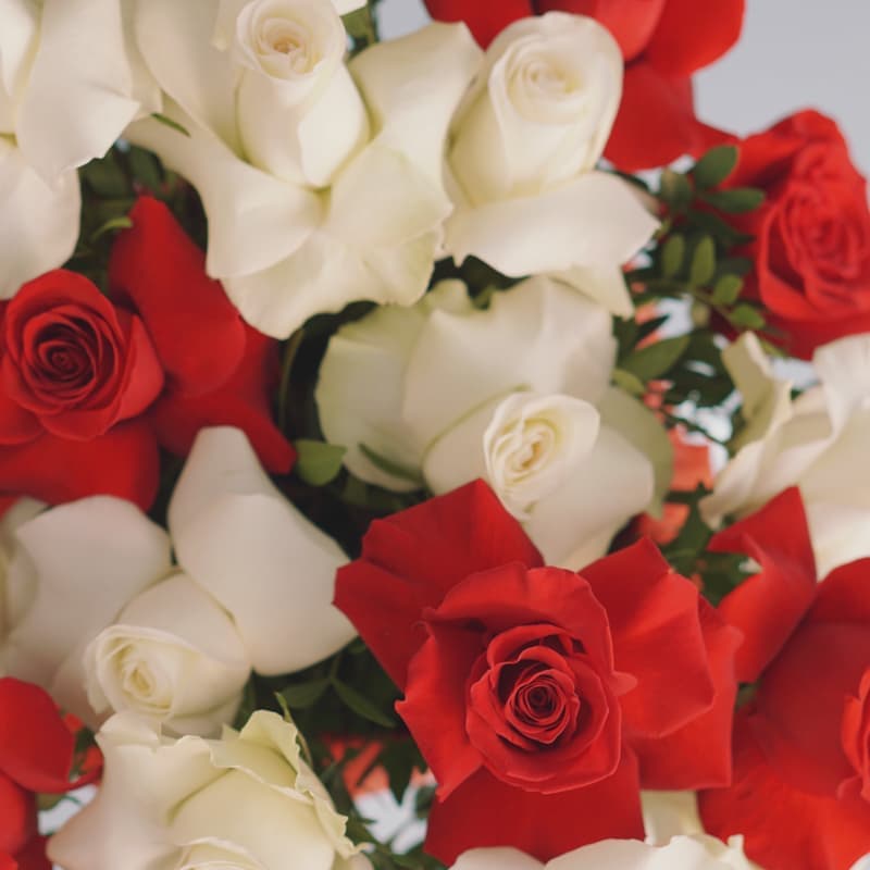 Шляпная коробка из 15 роз "RED & WHITE" — Фото 4