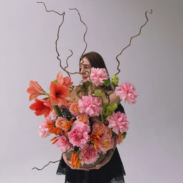 Композиция в кашпо с амариллисом, корилусом и розами "FLAME OF APHRODITE"