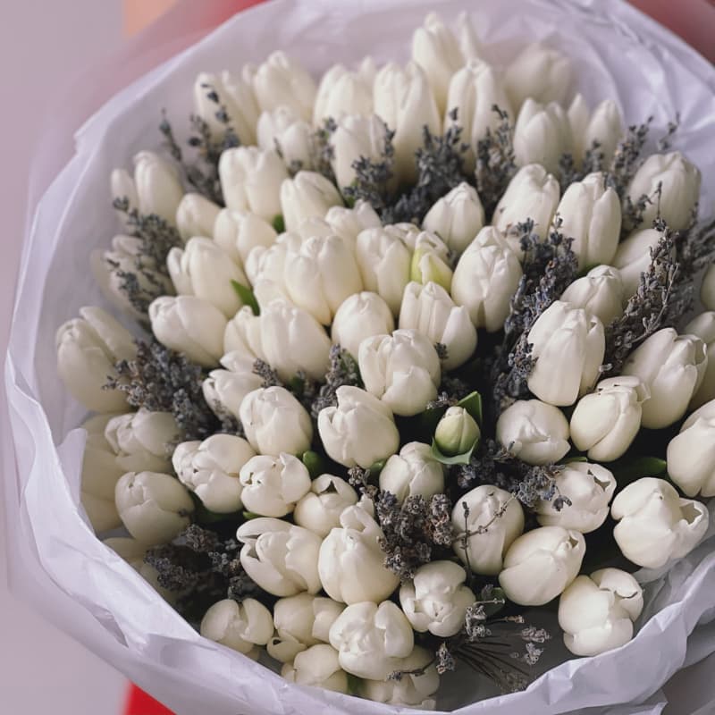 Открыть фото крупно Букет из 71 тюльпана с лавандой "WHITE LAVENDER" — Фото 4