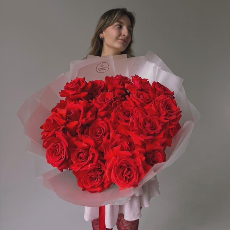 Открыть фото крупно Букет из 25 алых французских роз "NINA" — Фото 3