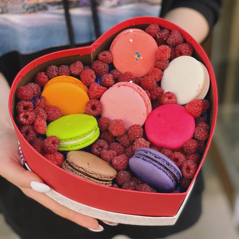 Открыть фото крупно Коробочка с макарунами и ягодами "RASPBERRY"