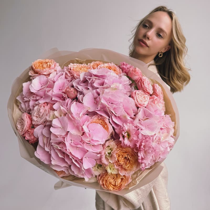 Открыть фото крупно Букет с гортензией и пионовидными розами "PEACHY PINK"