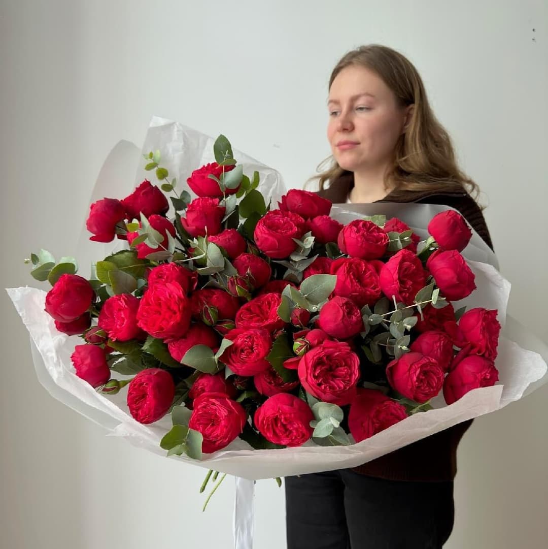 Открыть фото крупно Букет из 45 пионовидных роз с эвкалиптом "RED PIANO"