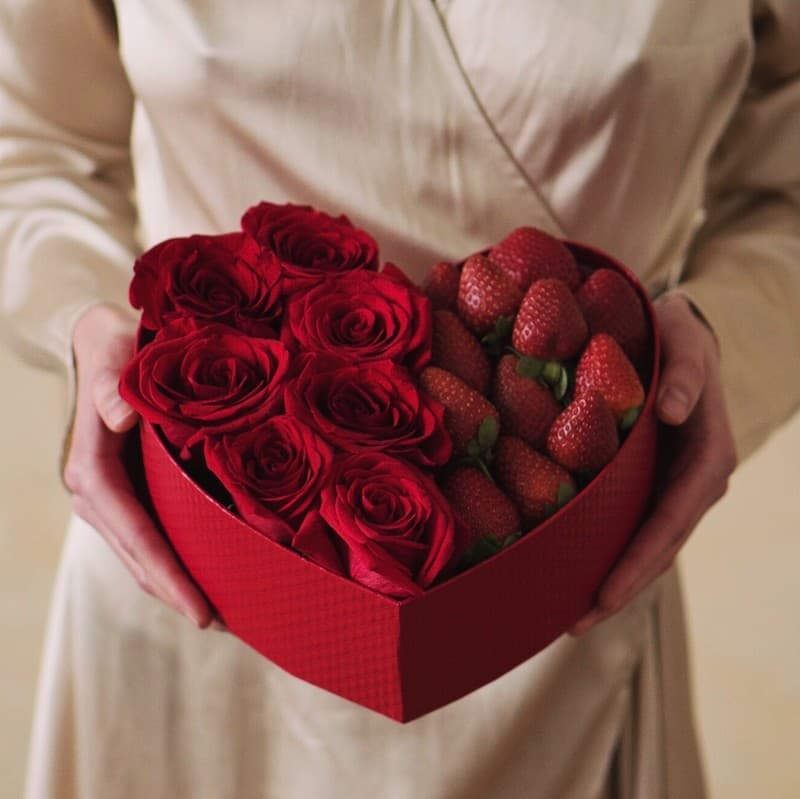 Сердце из 7 роз с клубникой "HEART 24"