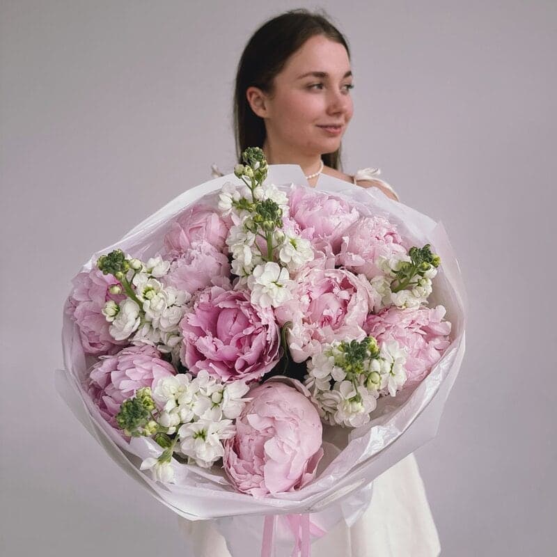 Открыть фото крупно Букет из 9 пионов с маттиолой "LE FLEUR" — Фото 3