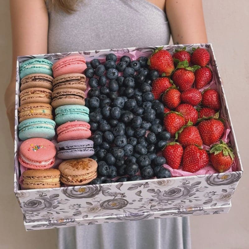 Коробочка с макарунами и ягодами "BERRY & MACARON DUO" — Фото 3