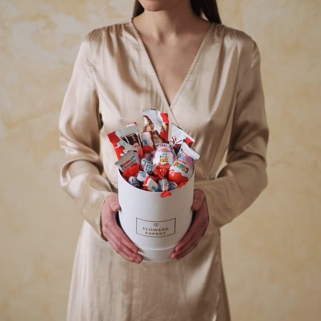 Шляпная коробка со сладостями "WHITE KINDER"